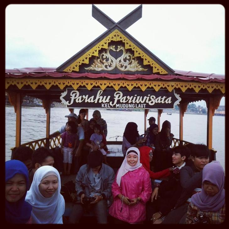 Di depan Perahu Kajang Lako bersama peserta tur JPC